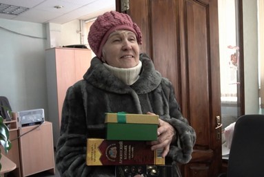 «Это такое счастье». Пенсионерка, которой подарили новый балкон, пригласила всех на чай
