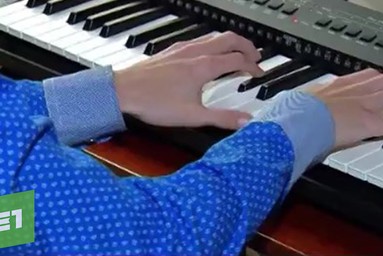 «Я не верю, что моя мечта осуществилась». Незрячему музыканту из Челябинска подарили долгожданный синтезатор