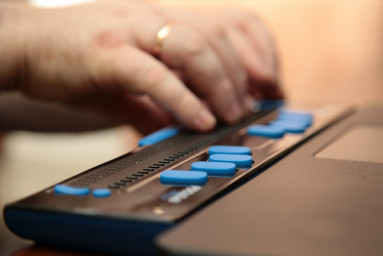 Начать новую главу. Незрячие супруги из Челябинска наконец получили брайлевский дисплей